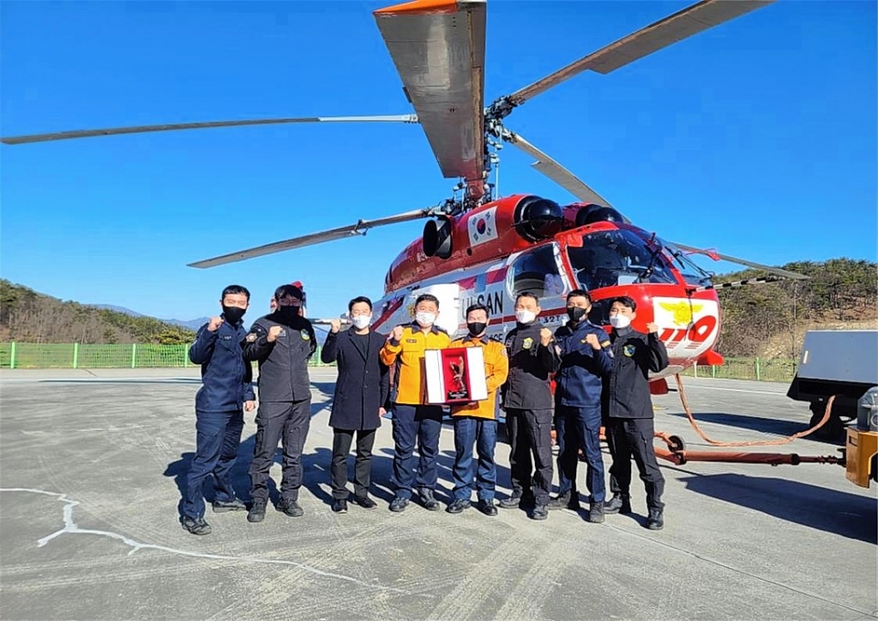 울산시소방본부 항공구조구급대가 '소방헬기 21년 무사고 비행' 기록을 달성하며 행정안전부 장관 기관표창을 수상했다.