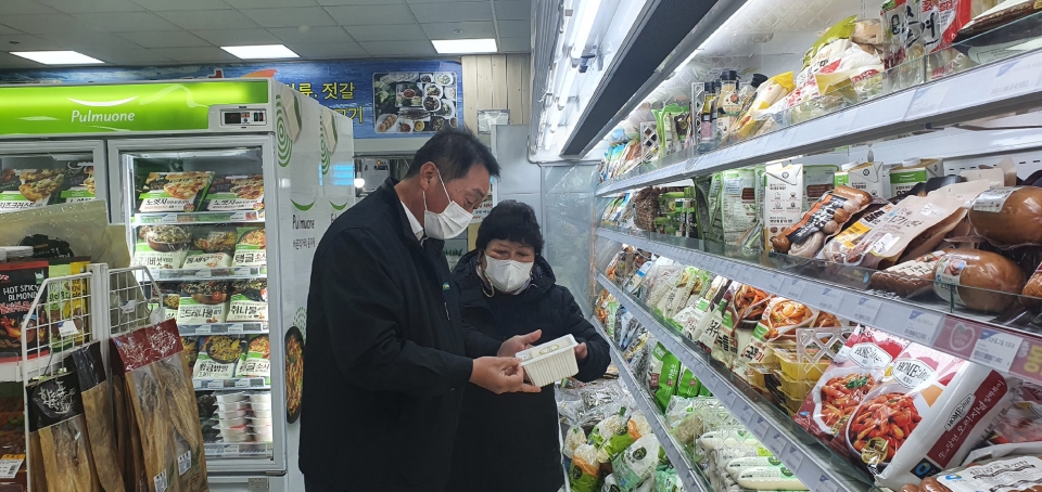 박해병 농협중앙회 울주군지부장이 온산농협 하나로마트를 방문해 식품안전 점검을 하고 있다. 농협 제공