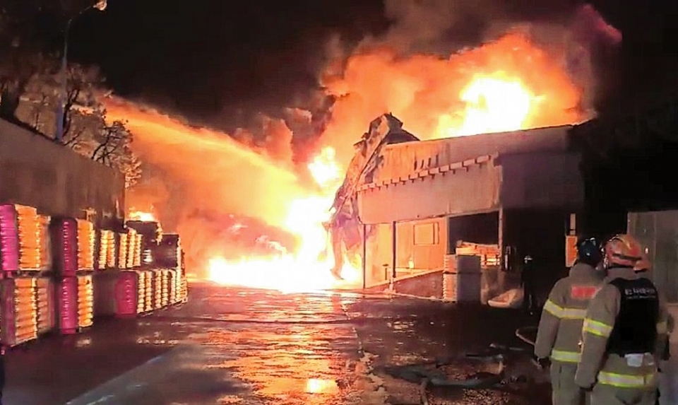 지난 23일 오후  남구 효성티앤씨 울산공장에서 불이 나 불꽃이 치솟고 있다.
