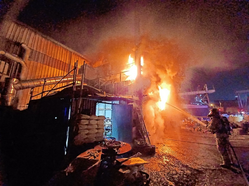 14일 오후 9시 36분께  울산 남구 성암동의 한 선박 부품 도장업체에서 화재가 발생했다.