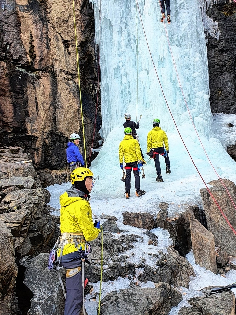 울산 울주소방서 산악전문의용소방대는 23일 신불산 주계곡 빙벽등반을 시작으로 혹한기 동계훈련을 실시했다. 울주소방서 제공