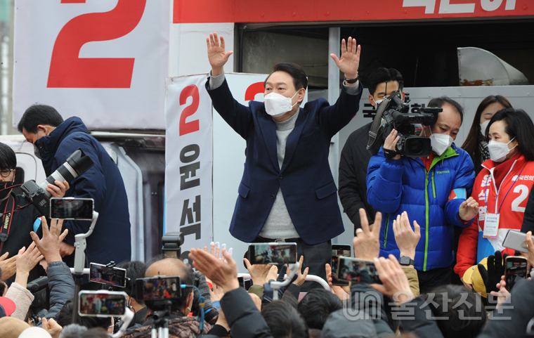 국민의힘 윤석열 대선 후보가 지난 19일  남구 롯데백화점 앞에서 시민들에게 지지를 호소하고 있다.