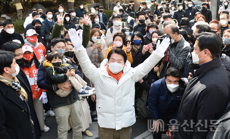 국민의당 안철수 대선 후보가 23일 울산 롯데백화점 앞에서 열린 거리유세에서 시민들에게 손을 흔들며 지지를 호소하고 있다.