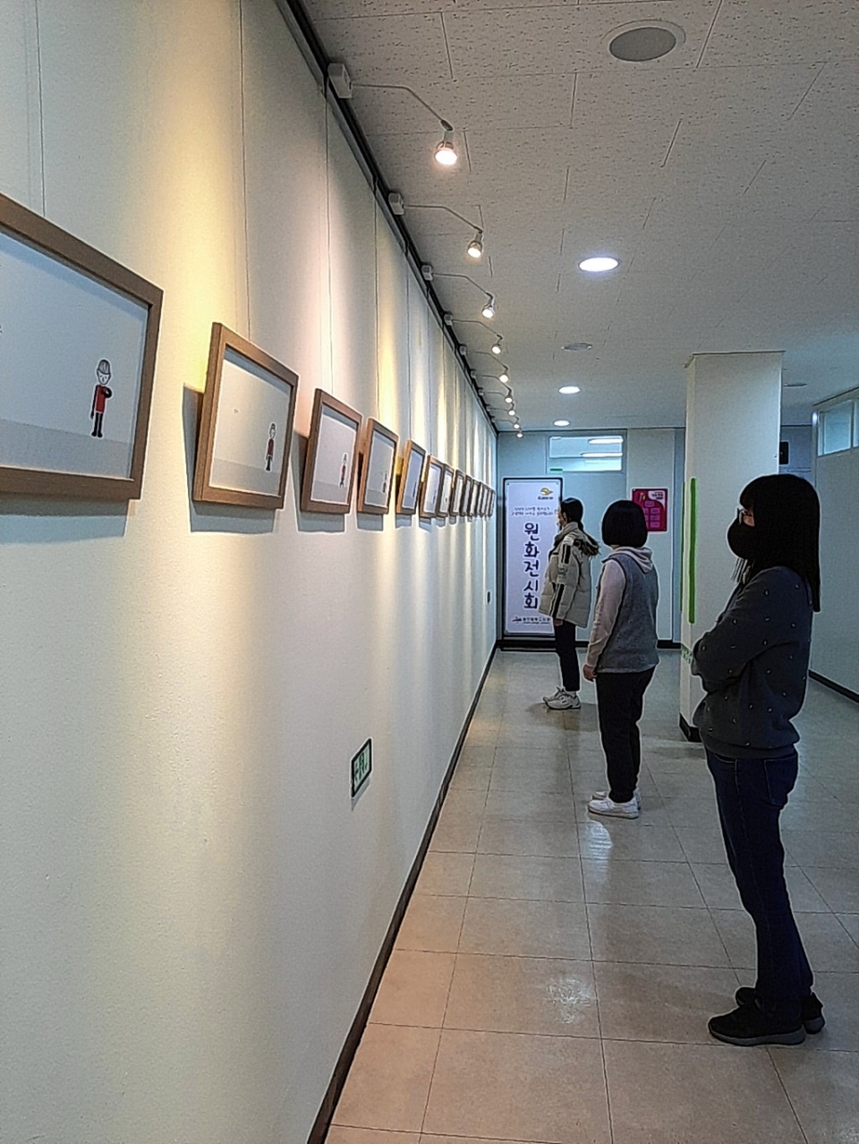 울산 중부도서관은 지역주민에게 다양한독서문화체험의 기회를 제공하고자 오는 3월 24일까지 2층 갤러리에서 그림책 '쓰담쓰담' 원화를 전시한다.