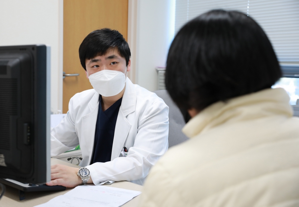 울산대학교병원 박상우 심장내과 교수가 진료를 보고 있다. 울산대학교병원 제공