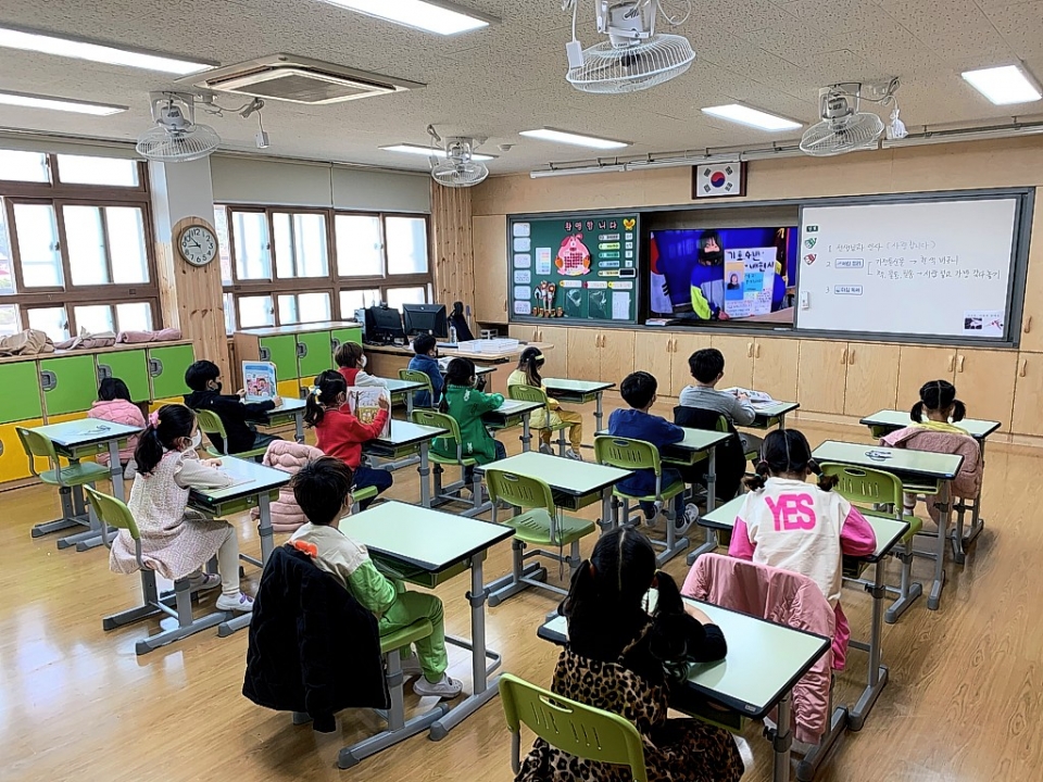 뜟 상진초등학교는 17일 2022학년도 상진초 전교 학생자치회를 이끌어갈 전교 회장과 부회장을 뽑는 선거를 치렀다.