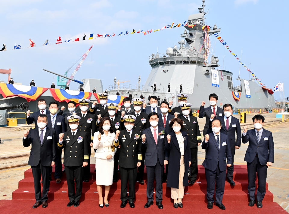 김정수 해군참모총장(앞줄 왼쪽 네 번째)를 비롯한 참석자들이 22일 울산 현대중공업에서 열린 신형 호위함 춘천함 진수식에서 기념 촬영하고 있다. 해군 제공