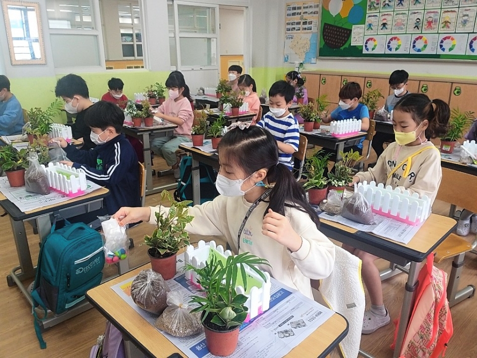 울산 동천초등학교는 12~13일 울산북구청소년문화의집과 학교주변의 문화시설 영화관을 활용한 현장체험학습을 운영한다.