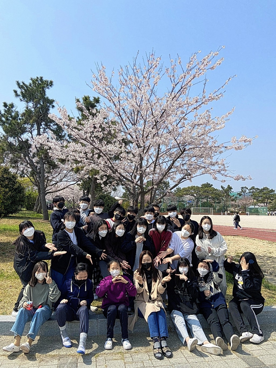 서생중학교는 창의적 체험활동 시간을 활용해 '봄날의 추억'이라는 사진 콘테스트를 개최했다.