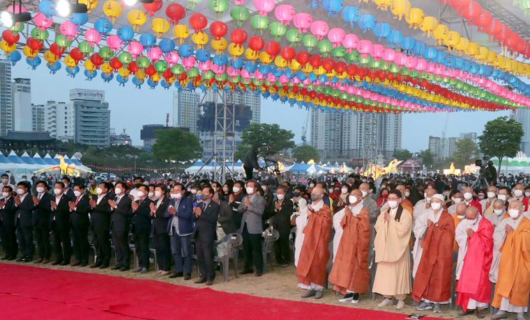 23일 남구 태화강둔치에서 '2022 태화강 연등축제 봉축법요식'이 열린 가운데 참석자들이 삼귀의례를 하고 있다.