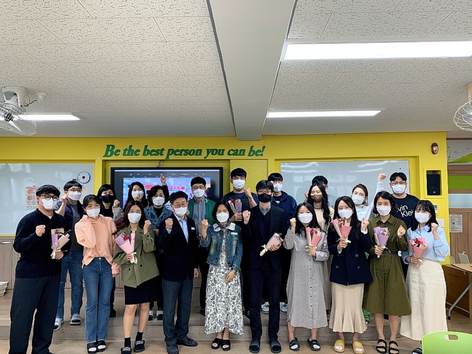 상진초등학교는 지난 22일 전 교원이 한자리에 모여 '2022 함께 만드는 출발 워크숍'을 실시했다. 특히 올해는 '서로 알아가기'를 주제로 진행해 구성원들이 서로의 마음을 열고 소통하기 위한 첫걸음을 내디뎠다.