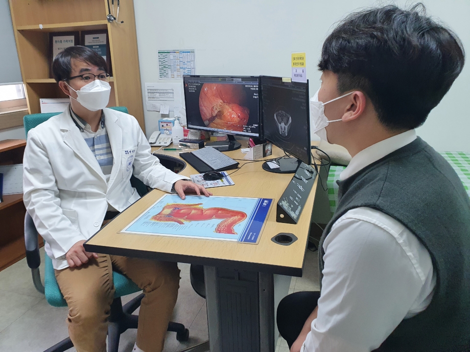 박성빈 동강병원 대장항문외과 전문의가 25일 동강병원에서 진료를 보고 있다. 동강병원 제공