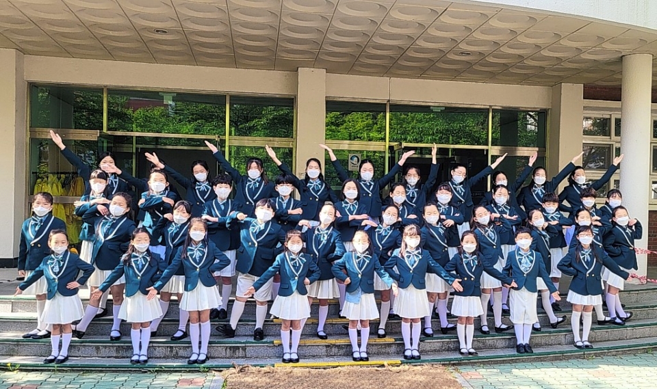 무거초등학교 라온합창단은 교내 라온정원에서 등굣길 음악회를 실시했다.