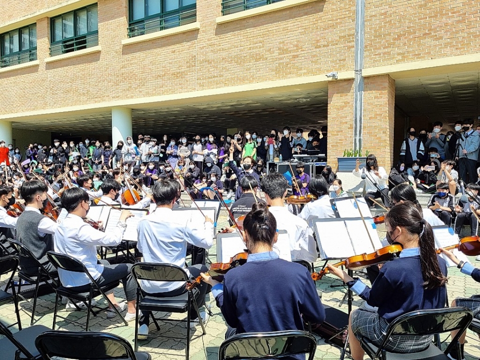 남외중학교는 예술동아리 활동의 하나로 청란 작은음악회를 교정에서 열었다.