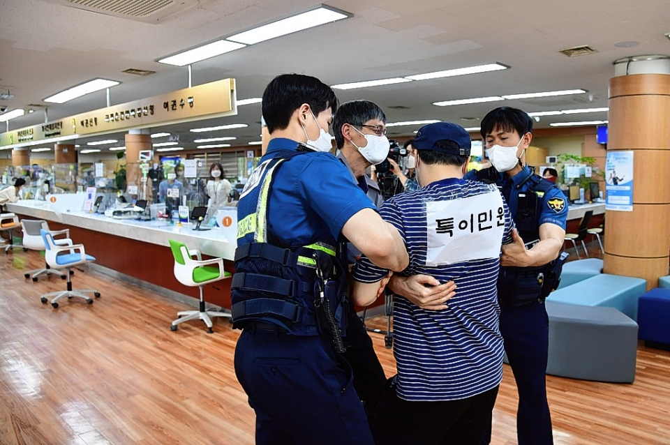 울산 중구가 17일 구청 민원실에서 경찰과 합동으로 특이민원 발생상황 대비 모의훈련을 실시했다.