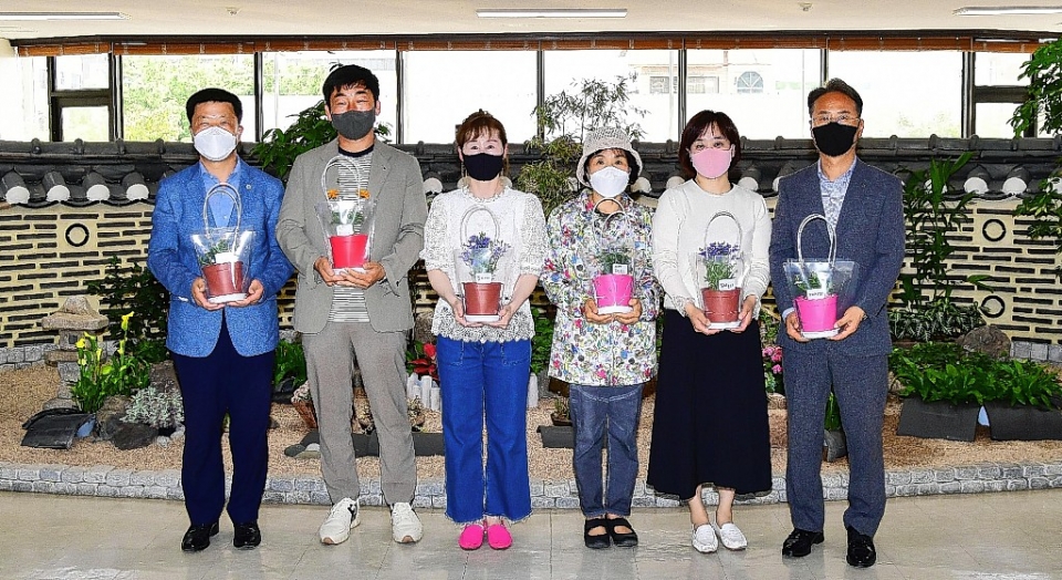 울산 중구가 19일 중구청 안전도시국장실에서 한뼘정원 만들기 지원사업의 일환으로 '한뼘정원 조성을 위한 화분 나누어주기 행사'를 개최했다.