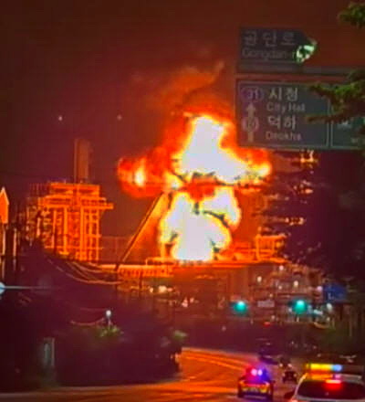 지난 19일 오후 8시 30분께 울산시 울주군 에쓰오일 온산공장에서 폭발사고가 발생해 공장 인근 도로에서 불길이 치솟는 것이 확인 되고 있다. 출처 : 페이스북 테이스티울산 캡처