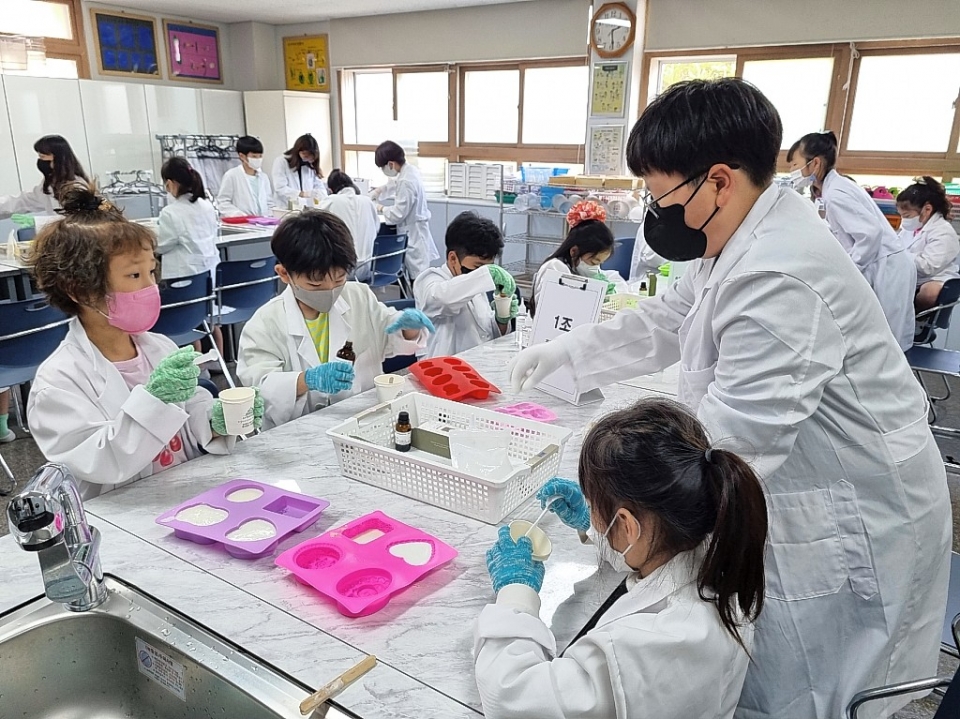 울산 동구 상진초등학교는 25일 모두가 모여 함께하는 상진초 발명 메이커 기초캠프를 실시했다.
