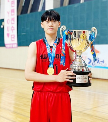 농구 남중부 결승에서 대회 MVP를 수상한 화봉중 김형준.