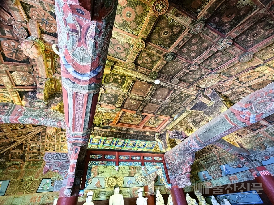 조선시대 궁궐의 양식을 보여주는 응진전 건축 양식. 단청의 화려함이 당대 최고의 화사에 의해 제작된 것으로 추정된다.<br>
