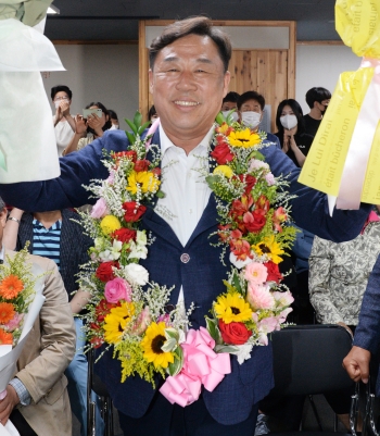 진보당 김종훈 동구청장 당선인이 꽃목걸이를 목에 걸고 환호하고 있다. 유은경기자 2006sajin@