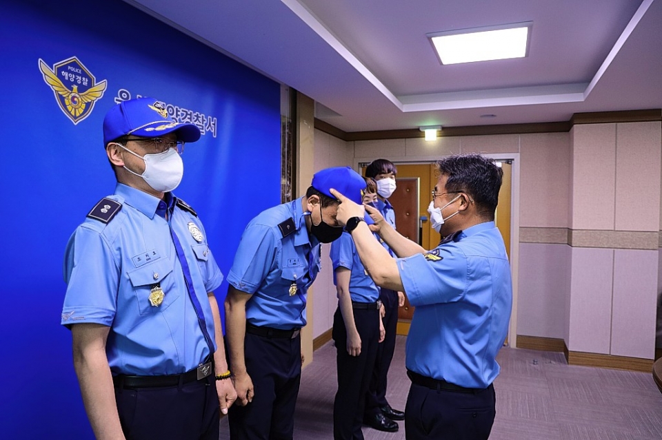 울산해양경찰서가 3일 훈련교관의 자긍심 제고와 전문성 향상을 독려하고자 훈련교관 휘장 및 전용 모자를 지급하는 착모식을 개최했다. 울산해경 제공