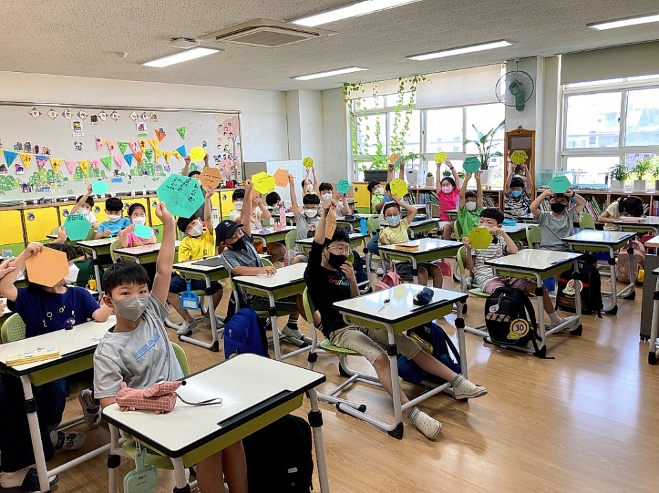 울산 옥서초등학교는 지난 5일 '세계 환경의 날'을 맞아 전교생을 대상으로 기후 위기 대응능력 강화를 위한 학생 맞춤형 생태·환경교육을 실시했다.