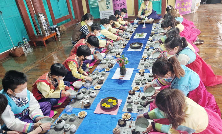 삼남초등학교는 지난 8일부터 10일까지 지역사회와 함께하는 인성교육으로 언양향교성균관유도회를 통한 '꼬마선비의 유생체험교육'을 실시했다.