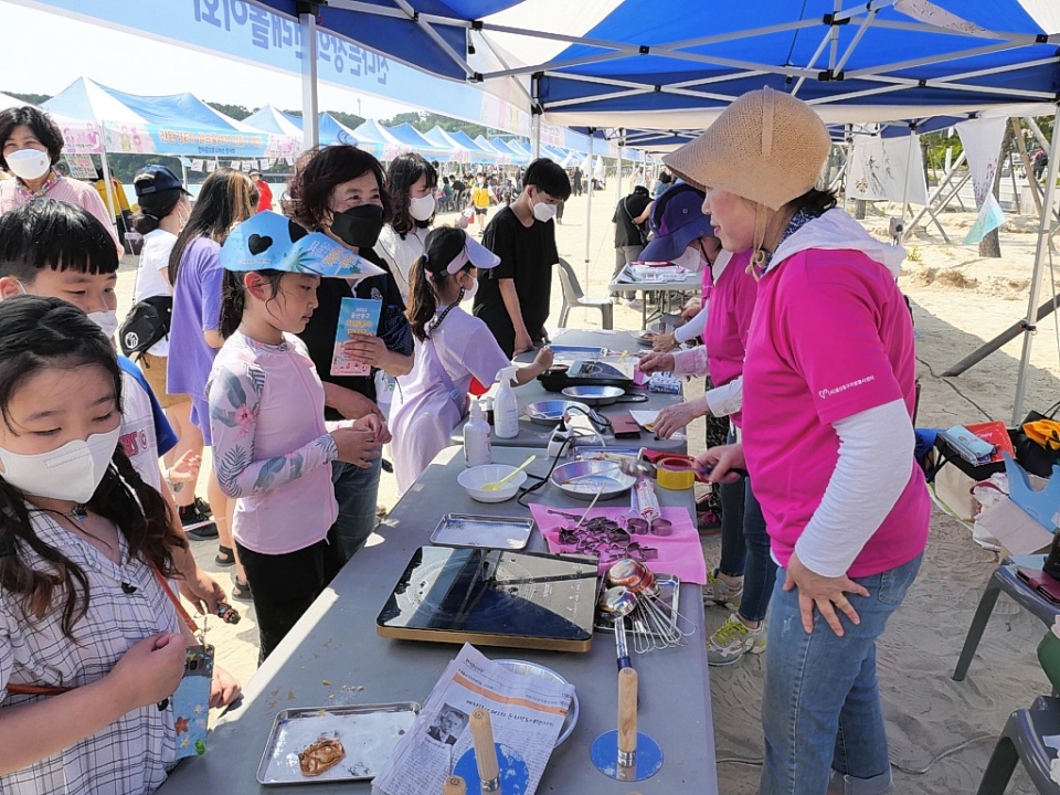 (사)울산동구자원봉사센터는 18일 일산해수욕장에서 2022 동구자원봉사박람회를 개최했다.  동구 제공