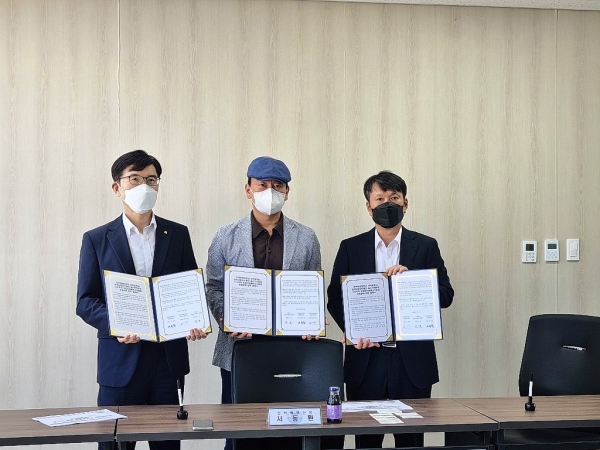 한국산업단지공단 울산지역본부는 22일 한국해양대학교 산학협력단 케이모빌리티협회와 '재난안전 관리 분야 전문가 양성'을 위한 상호협력 업무 협약식을 개최했다. 한국산업단지공단 울산지역본부 제공