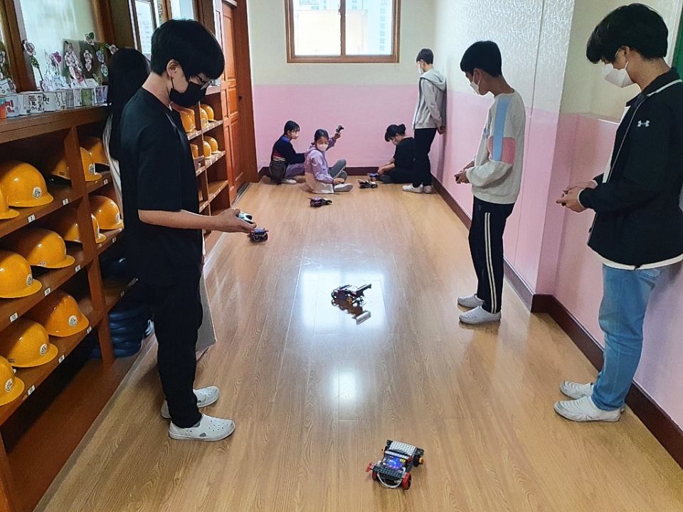 남산초등학교는 지난 14일부터 17일까지 3일간 '4차  산업혁명 시대 왜 코딩교육인가?'라는 주제로 5~6학년 학생 180명을 대상으로 진로체험 '꿈길' 로봇교실을 개최했다.