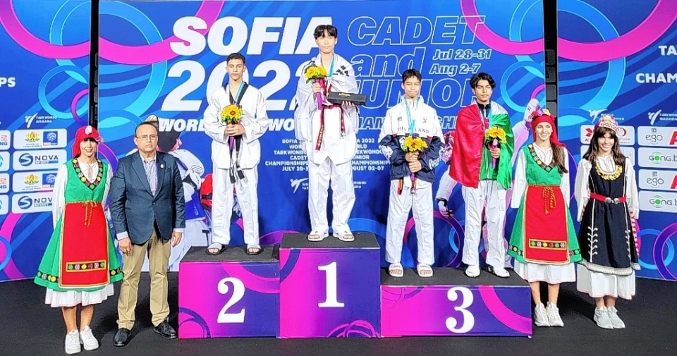울산중학교 김건우 선수가 '소피아 2022 세계태권도연맹 세계카뎃태권도선수권대회' 남자부 57kg급에서 금메달을 차지한 후 기념촬영을 하고 있다.