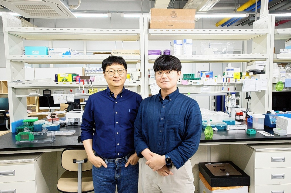박성호 UNIST 생명과학과 교수(왼쪽)와 이원효 박사과정 연구원.