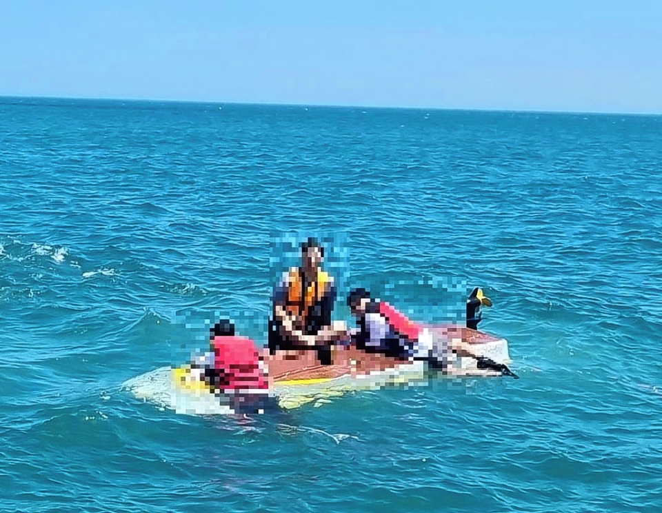 울산해양경찰서가 4일 오후 12시 56분께 동구 대왕암 인근 해상에서 레저보트가 전복돼 바다에 빠진 3명을 긴급 구조했다.