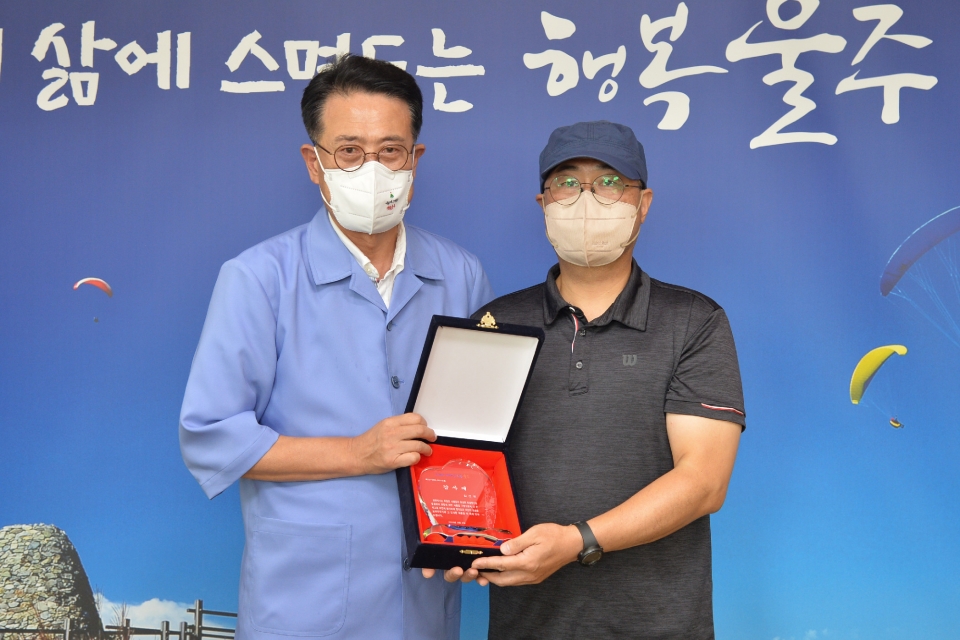 울주군이 최근 개물림 사고에서 초등학생을 구한 김건휘 씨에게 용감한 의인 감사패를 전달했다. 울주군 제공