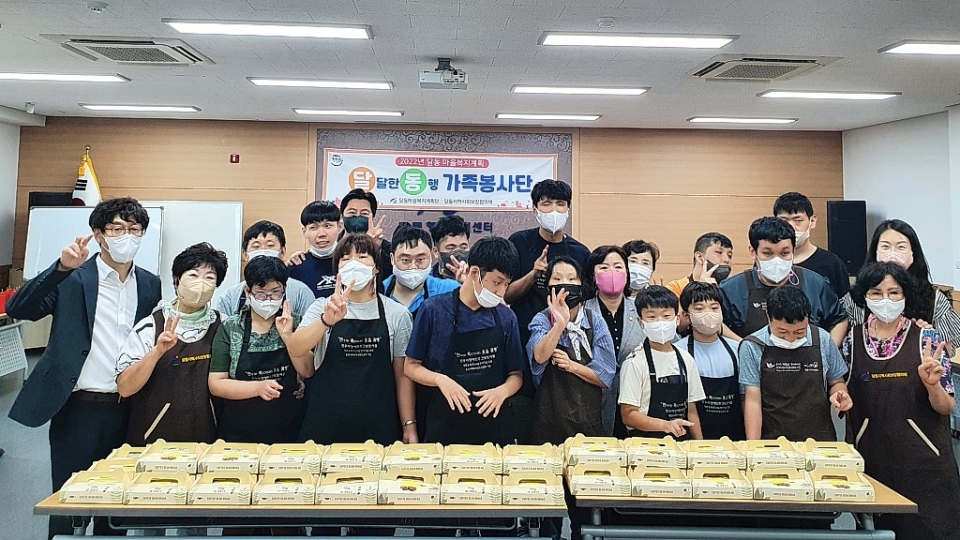 울산 남구 달동 지역사회보장협의체(위원장 김주현·박경이)는 9일 달동 행정복지센터 3층에서 성인발달장애인과 함께 커피향이 가득한 웃음꽃빵 만들기 행사를 가졌다. 남구 제공