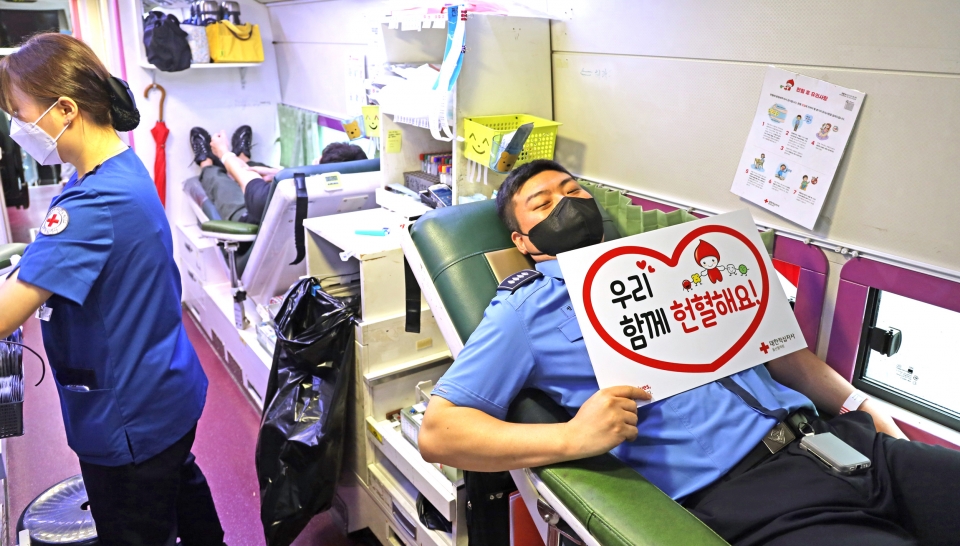 울산해양경찰서 직원들이 16일 오전 생명나눔 헌혈행사에 참여했다. 울산해경 제공
