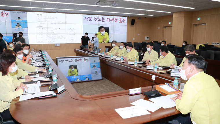 김두겸 시장은 16일 시청 재난안전대책본부 상황실에서 관계 공무원들과 집중호우 대비 긴급 대책회의를 가졌다.