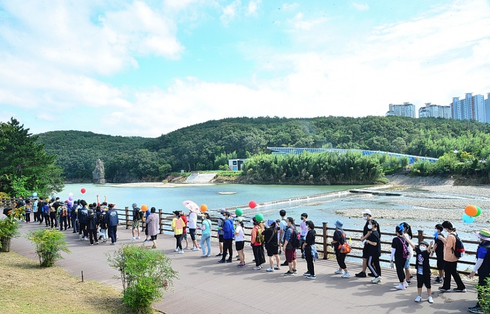 18일 울산신문사가 주최한 '제13회 태화강 100리길 걷기대회'에 참가한 시민들이 선바위와 태화강이 그림처럼 펼쳐진 산책로를 걸으며 즐거운 시간을 보내고 있다.