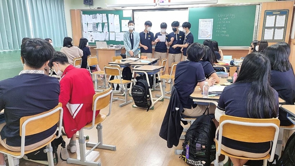 울산 북구 상안중학교는 16일 전체 학년을 대상으로 '민주시민성 함양'이란 대주제에 대한 교과 융합 프로젝트 수업의 날을 운영했다.