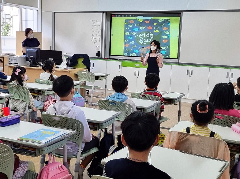 울산 남구 신정초등학교는 20일부터 23일까지 4일간 1·2학년을 대상으로 동화구연 훈련 교육프로그램을 이수한 5·6학년 선배들의 '그림책 읽어주기' 행사를 진행했다.