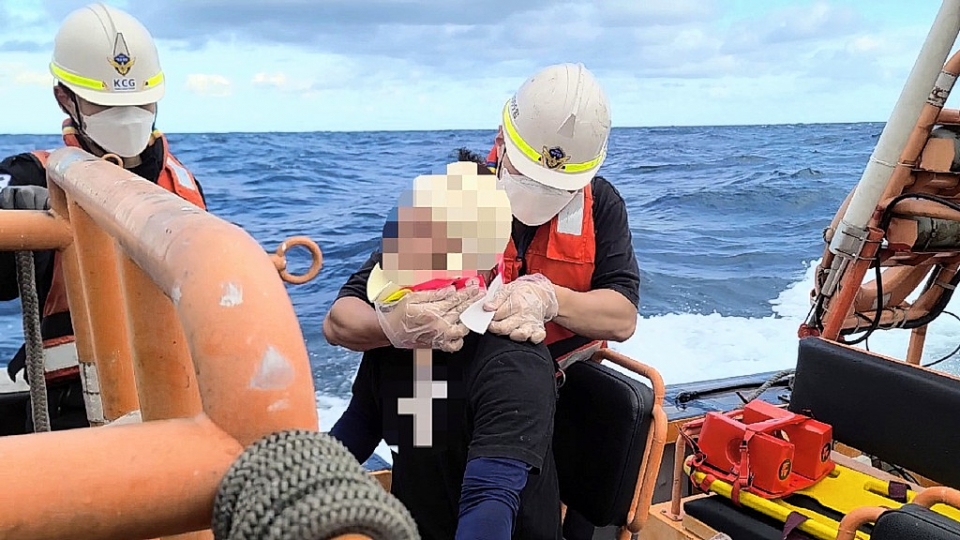 울산해경이 조업중 로프에 머리를 맞은 외국인 선원을 응급처치하는 모습.
