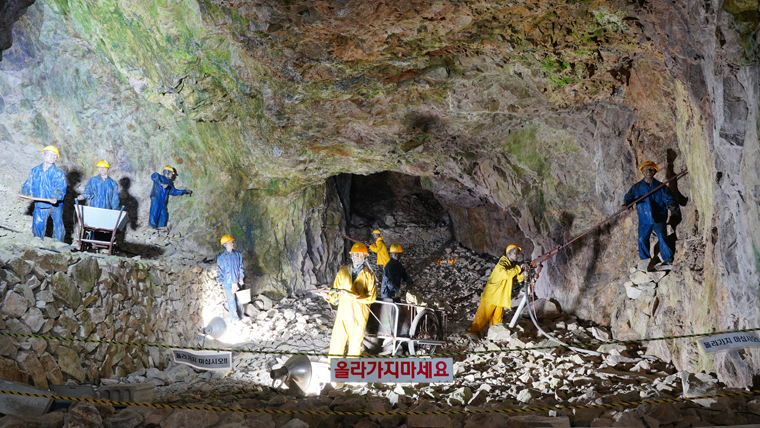 광부들이 자수정을 캐던 광산 모습을 재현한 자수정동굴 내부 모습.