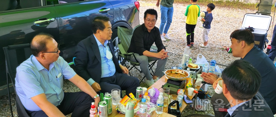 서동욱 남구청장(왼쪽 두 번째)과 이진철 본사 대표이사가 행사 참여자와 대화를 나누고 있다.