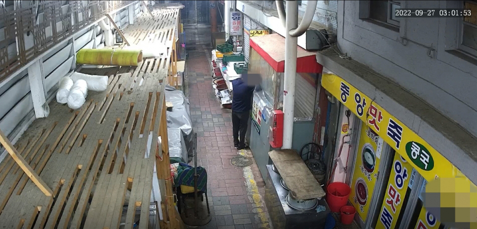 울산 중구 CCTV 통합관제센터 관제요원은 27일 오전 3시 2분께 옥교동 옥골시장 일대를 비추는 CCTV 화면을 살피던 중, 남성 1명이 죽 가게에서 음식을 훔치는 장면을 포착했다. 중구 제공