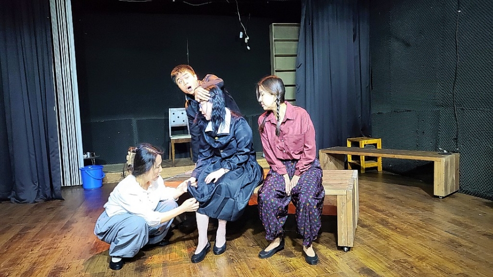 극단 푸른가시의 남북분단으로 겪어야 했던 이산의 아픔과 갈등으로 힘겨워하는 한 집안 3세대의 가족사를 다룬 연극 '간절곶'의 공연 모습.