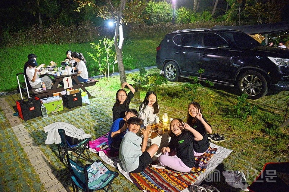 친구들과 옹기종기 모여 차박 캠핑을 즐기는 참가자들. 유은경기자 2006sajin@
