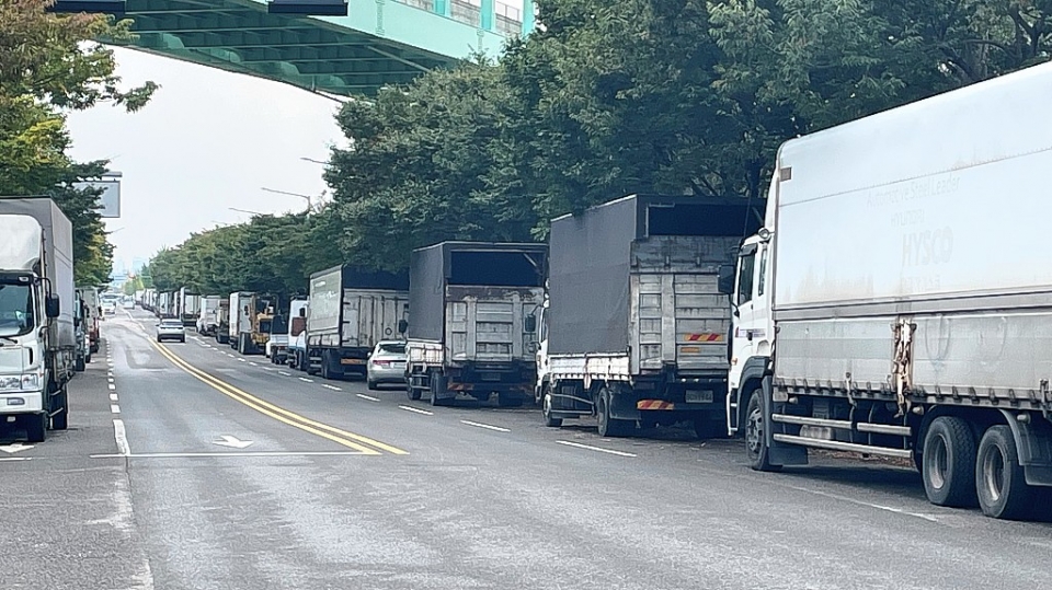 북구 연암사거리 효문공단 방면 도로가 화물차량들의 불법 차고지로 전락하고 있다.