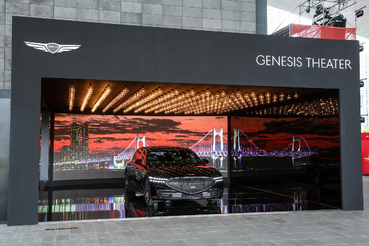 제네시스 브랜드가 '제27회 부산국제영화제' 의전용 차량 100여대를 공식 후원한다. 부산 영화의 전당 '제네시스 브랜드 존' 부스에 전시된 G90 롱휠베이스.