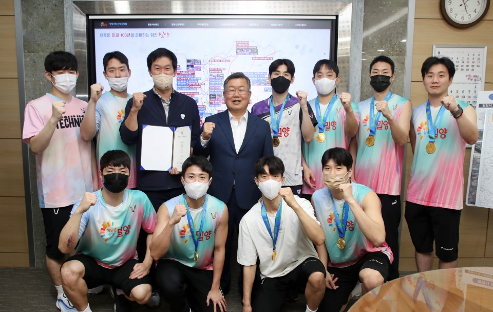 박일호 밀양시장이 제103회 전국체육대회 참가 선수단 격려 및 단체 기념 사진을 촬영하고 있다. 밀양시 제공 